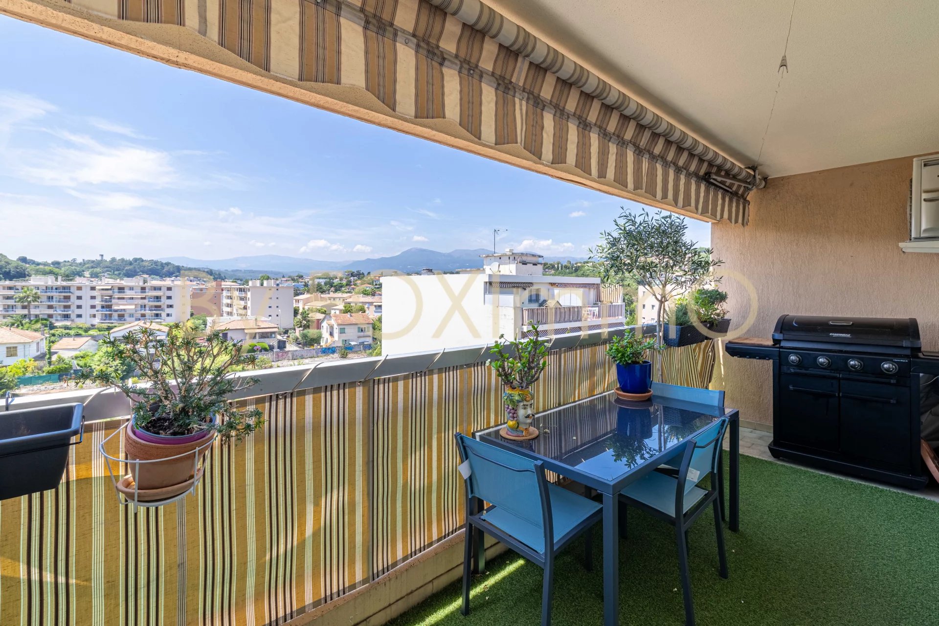 Sur la Côte d'Azur, magnifique appartement dernier étage entièrement rénové avec terrasse, cave et parking sous-sol