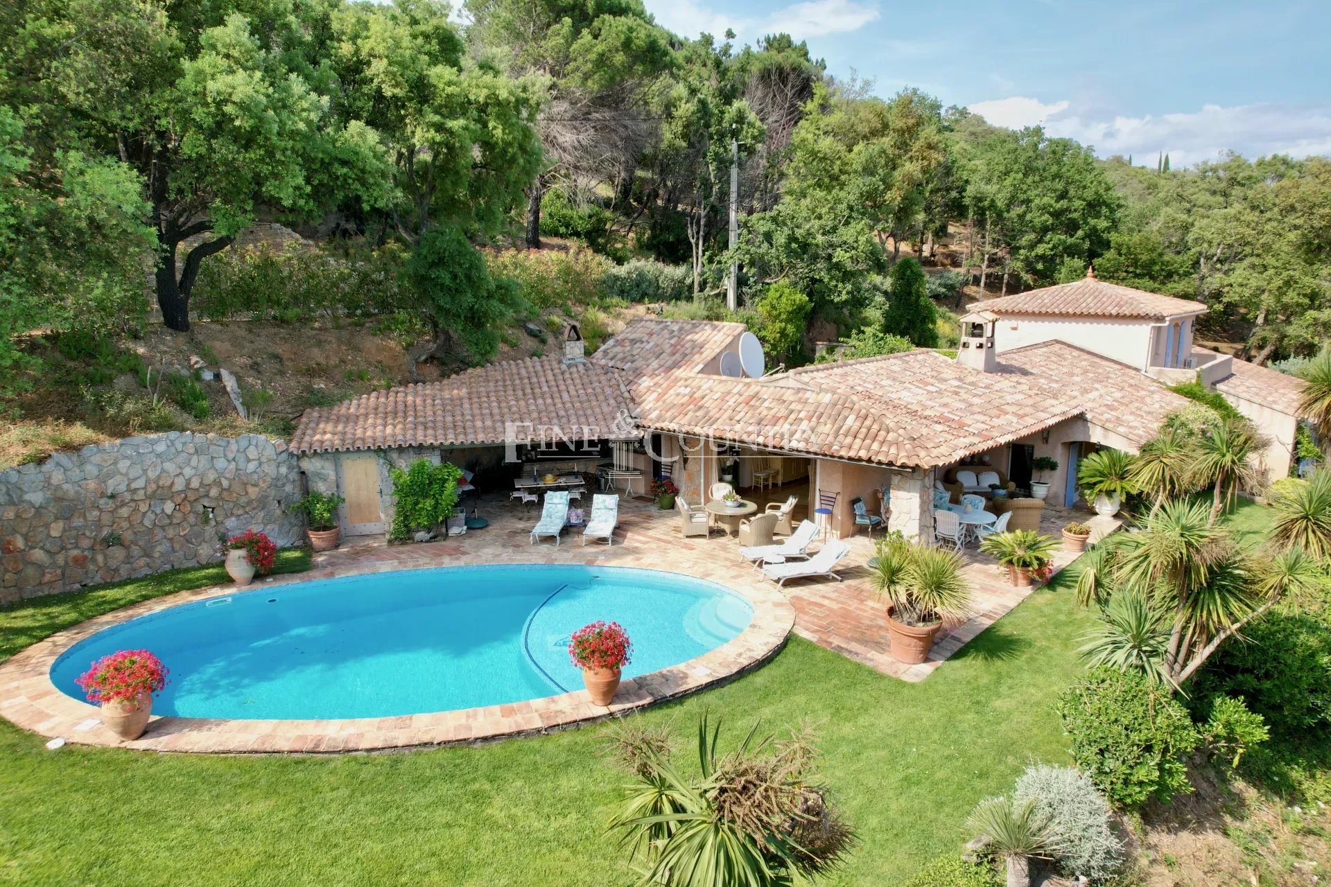 Villa for sale in La Garde Freinet with panoramic views Accommodation in Cannes