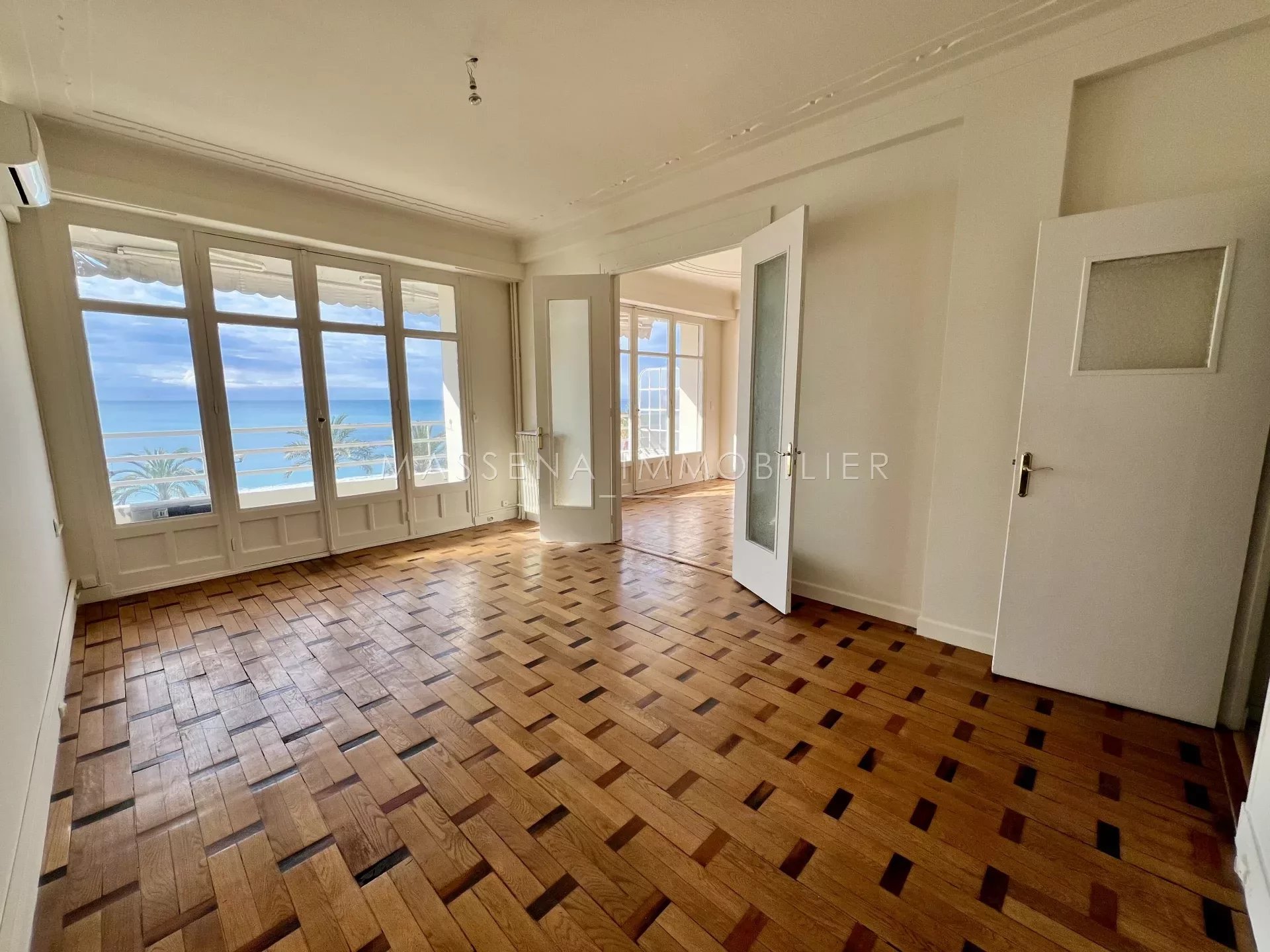 Promenade des Anglais - Spacious 3-room apartment with sea view, terrace, and garage.