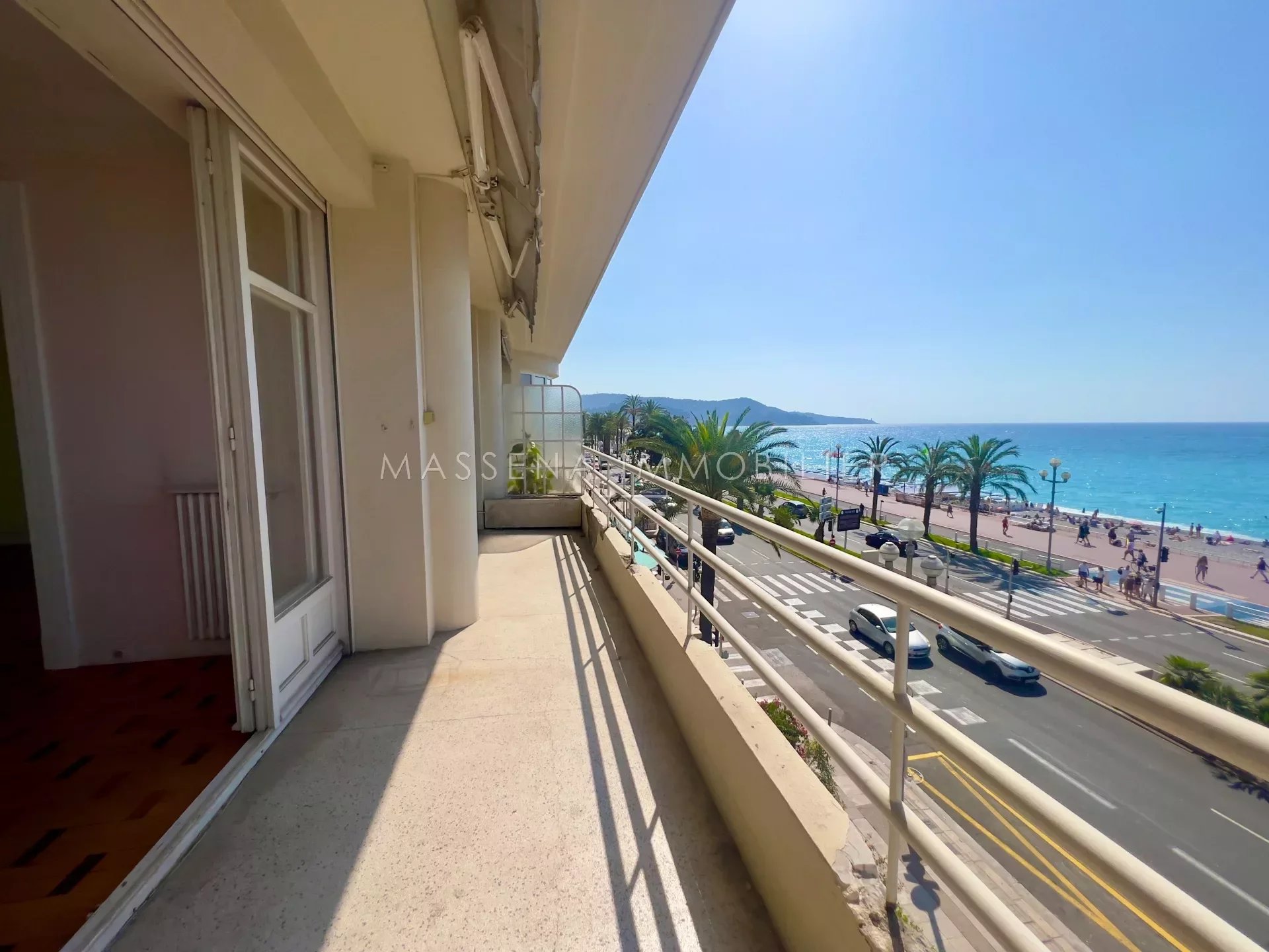 Promenade des Anglais - Spacious 3-room apartment with sea view, terrace, and garage.