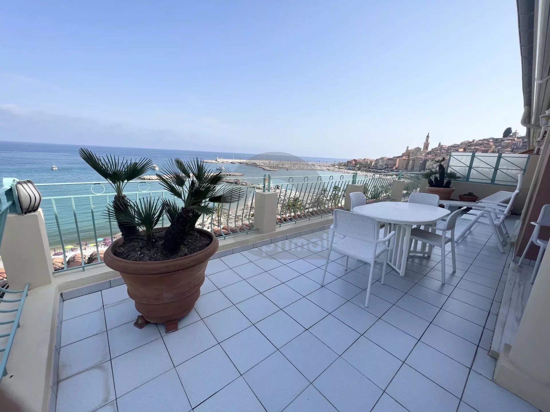MENTON GARAVAN appartement en dernier étage terrasse vue mer panoramique