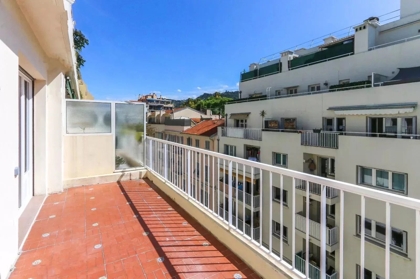 Renovated 1-bedroom apartment with large terrace – Nice Le Port