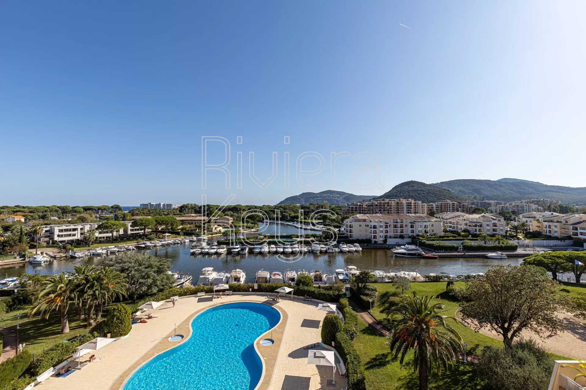 3-4:a, högt upp, havsglimt, pool, Cannes Marina i Mandelieu