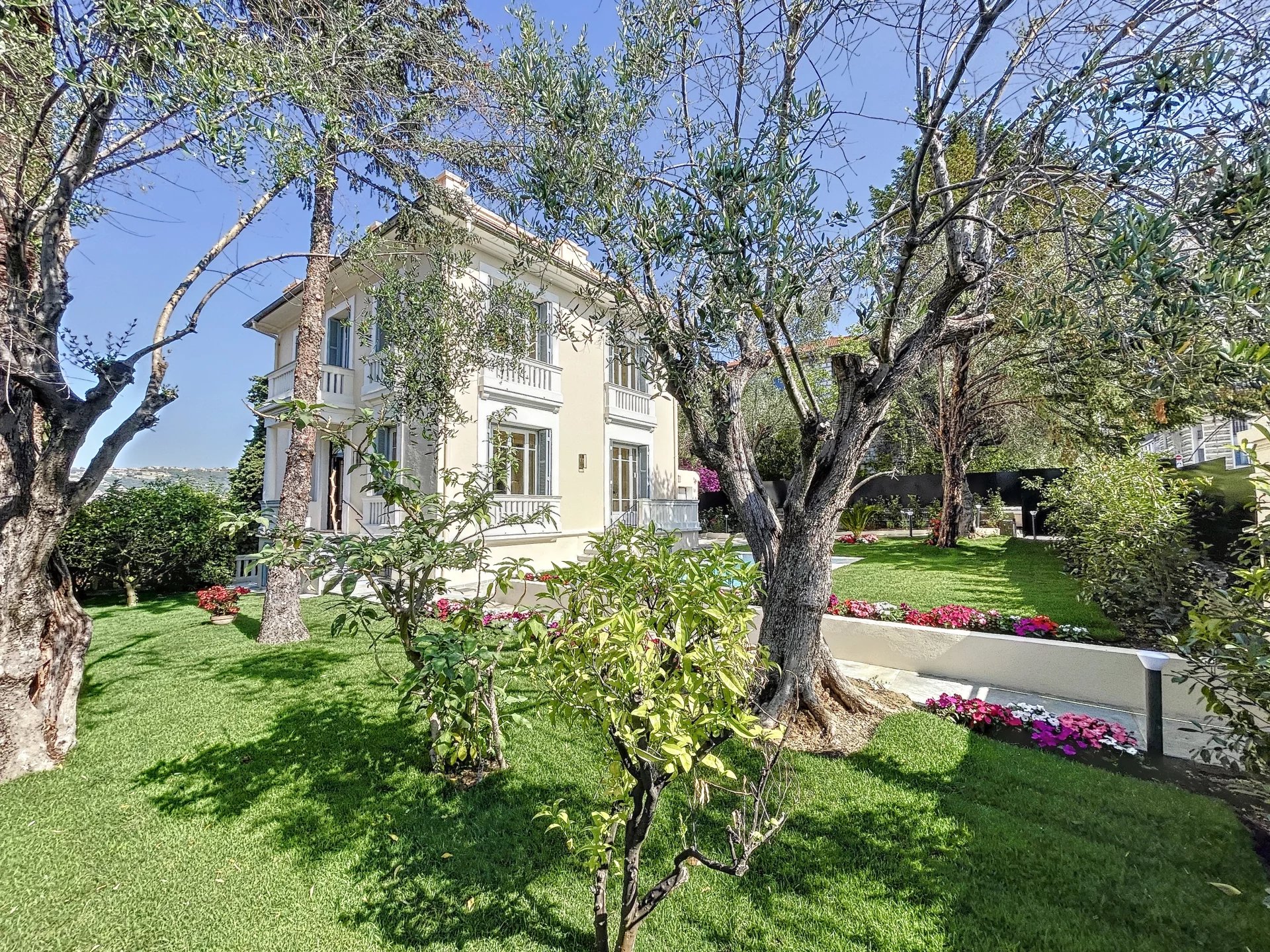 7-ROOM HOUSE WITH SWIMMING POOL AND GARDEN