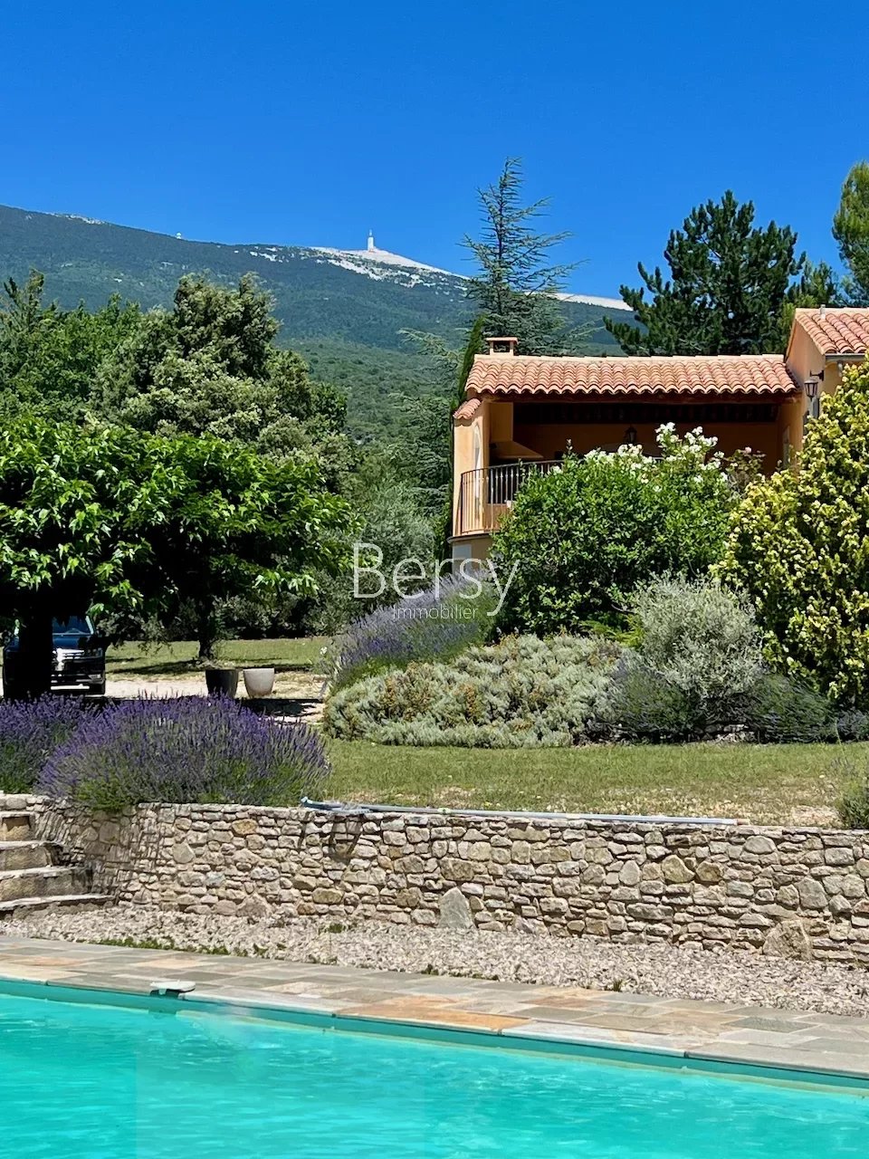 Exceptional view and dream location for this villa in a dominant position in BEDOIN