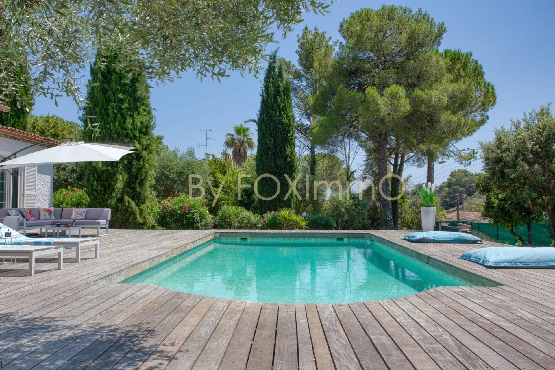 EXCLUSIVITÉ ! A VENDRE sur la côte d'Azur, Saint Paul, villa plain-pied, rénovée, calme, piscine, jardin plat, double garage