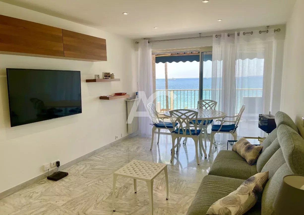 JUAN LES PINS - SEAFRONT WITH ONE BEDROOM