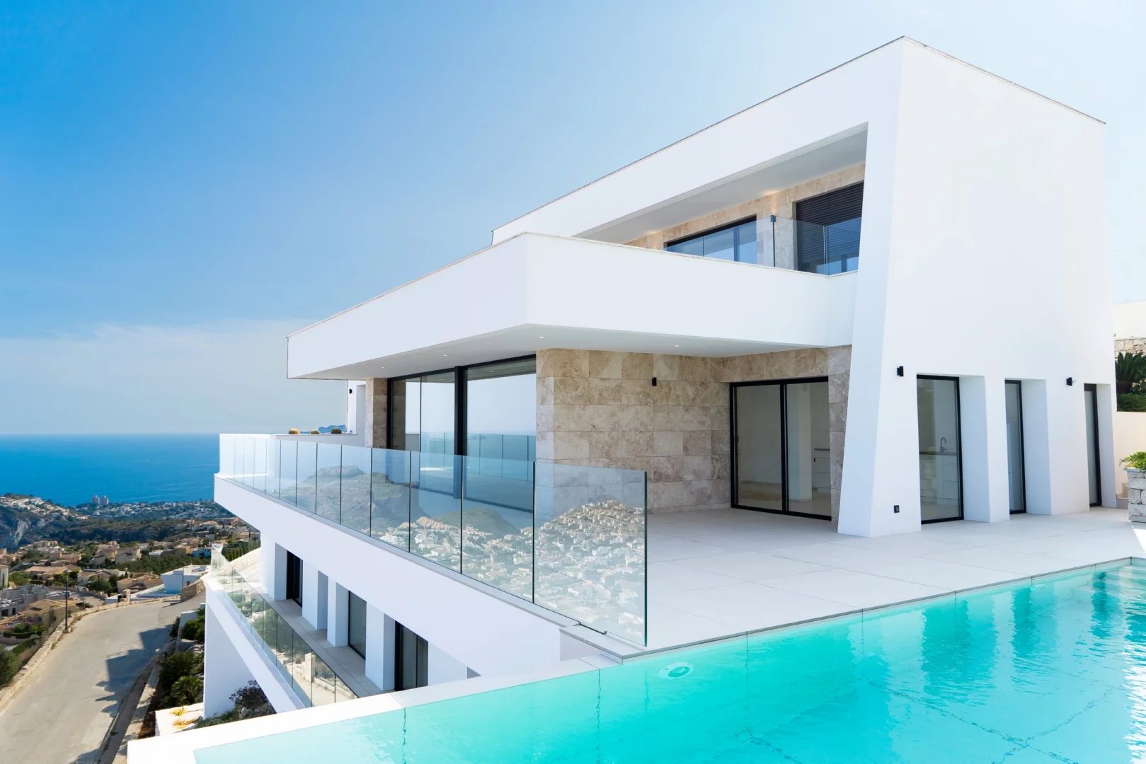 Une villa neuve comme point de vue sur la mer Méditerranée