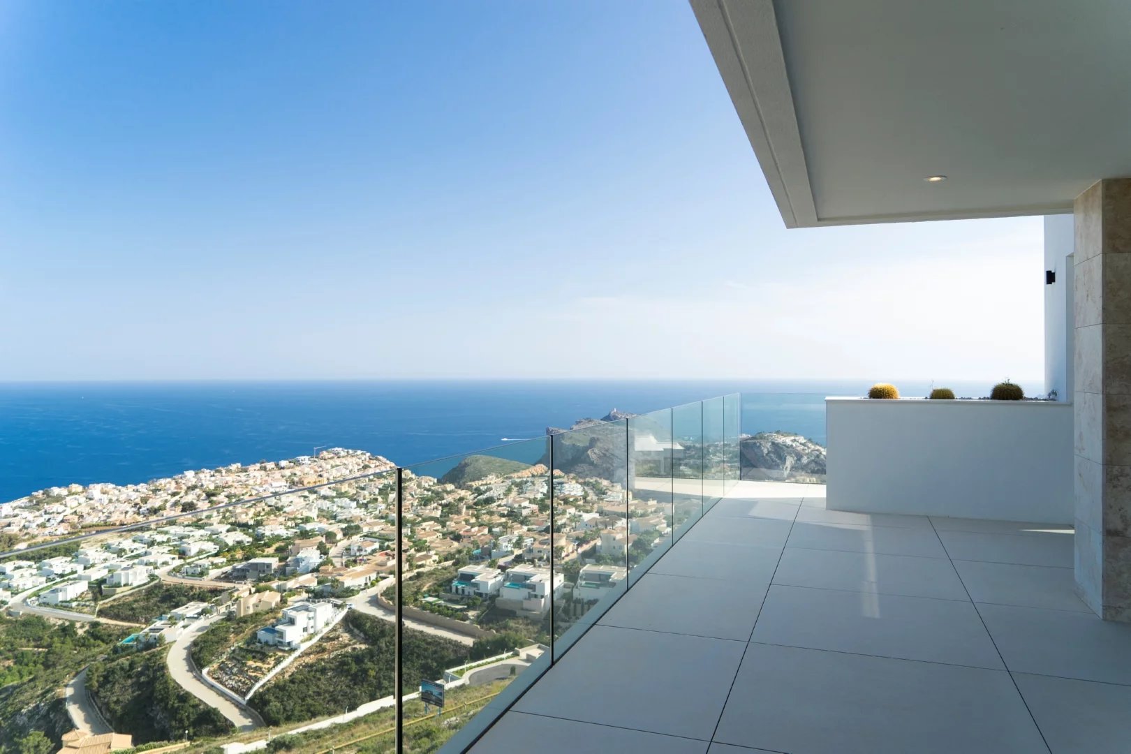 Une villa neuve comme point de vue sur la mer Méditerranée