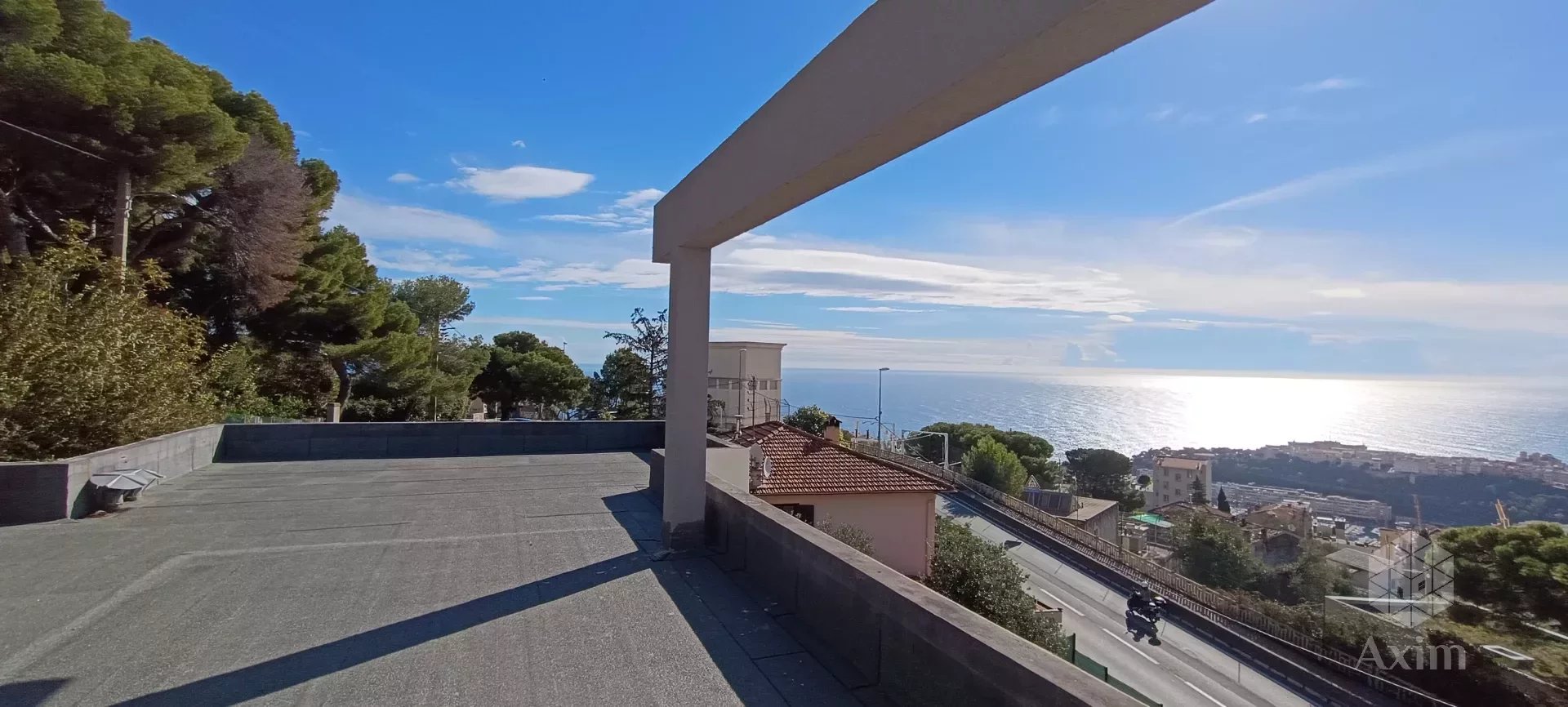 Villa contemporanea con vista panoramica sul mare