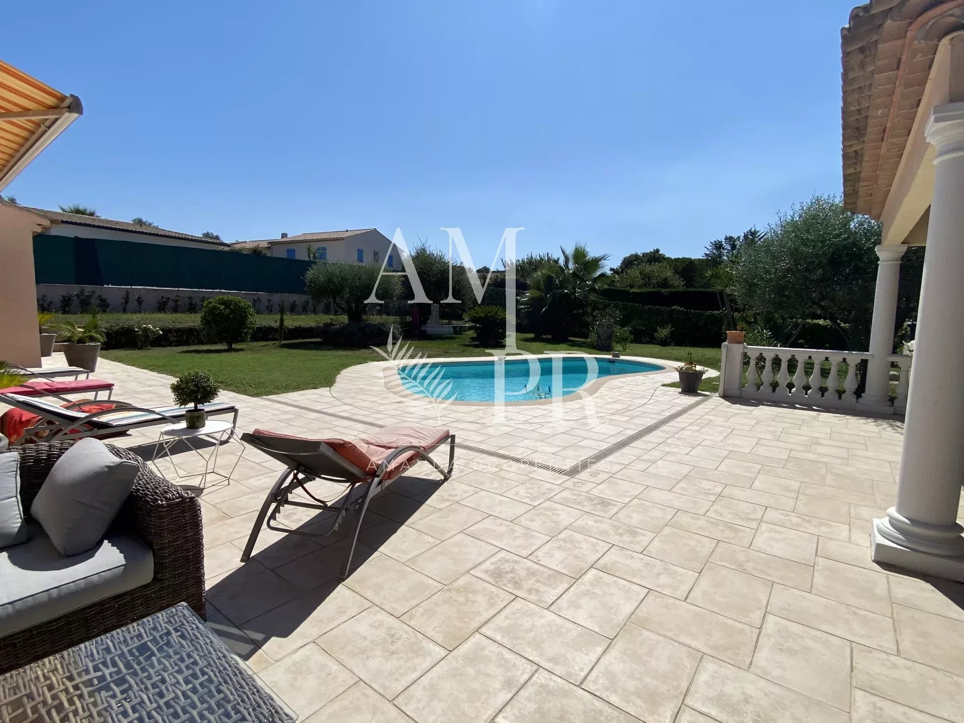 Prestigious villa with swimming pool, landscaped garden and breathtaking views