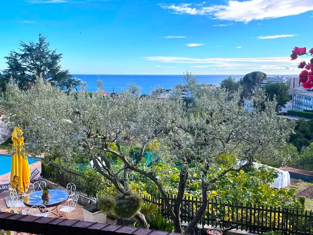 Cannes secteur très résidentiel vue mer calme gros potentiel