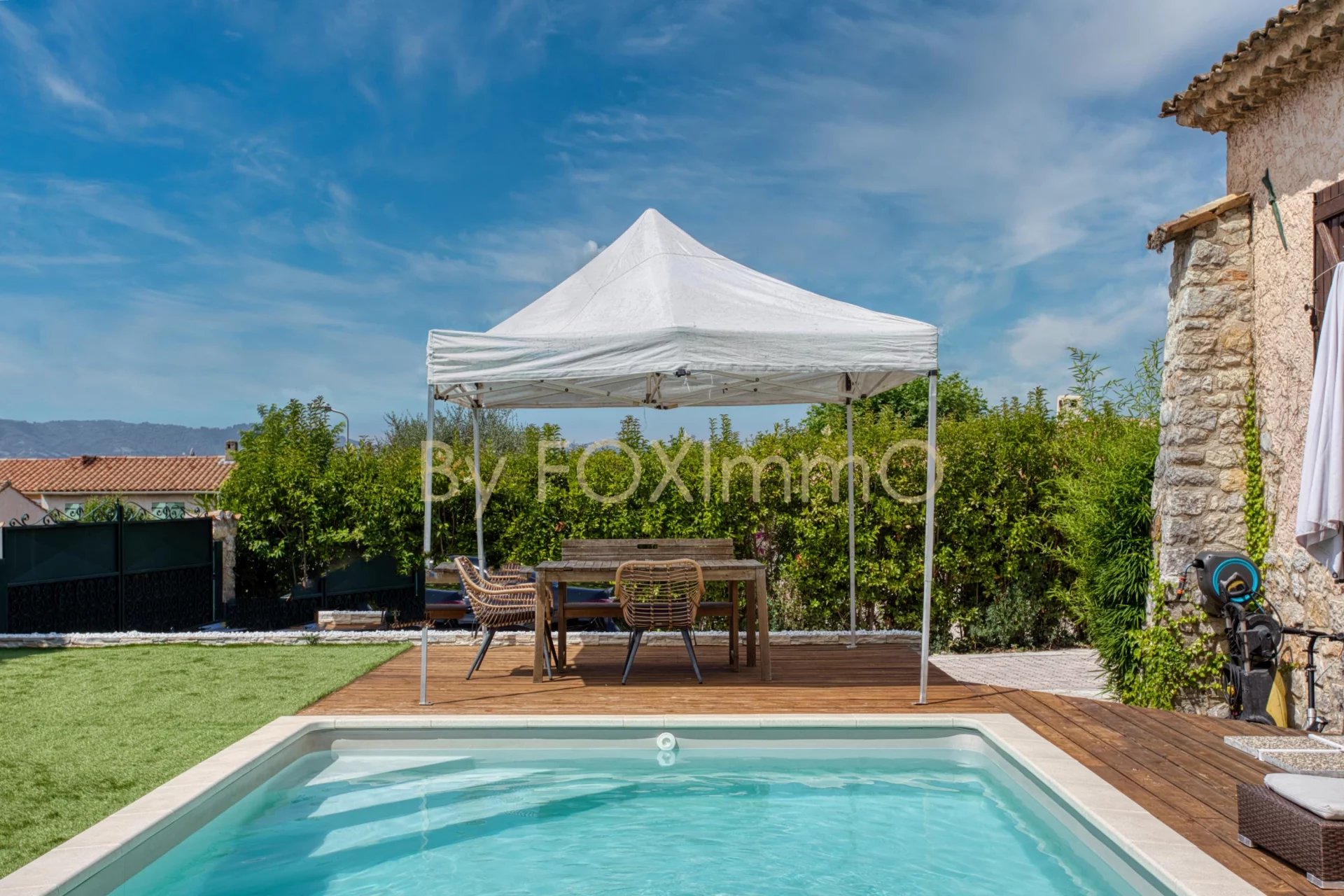 Villa indipendente su un unico piano in vendita in assoluta tranquillità con piscina e casa indipendente 2P