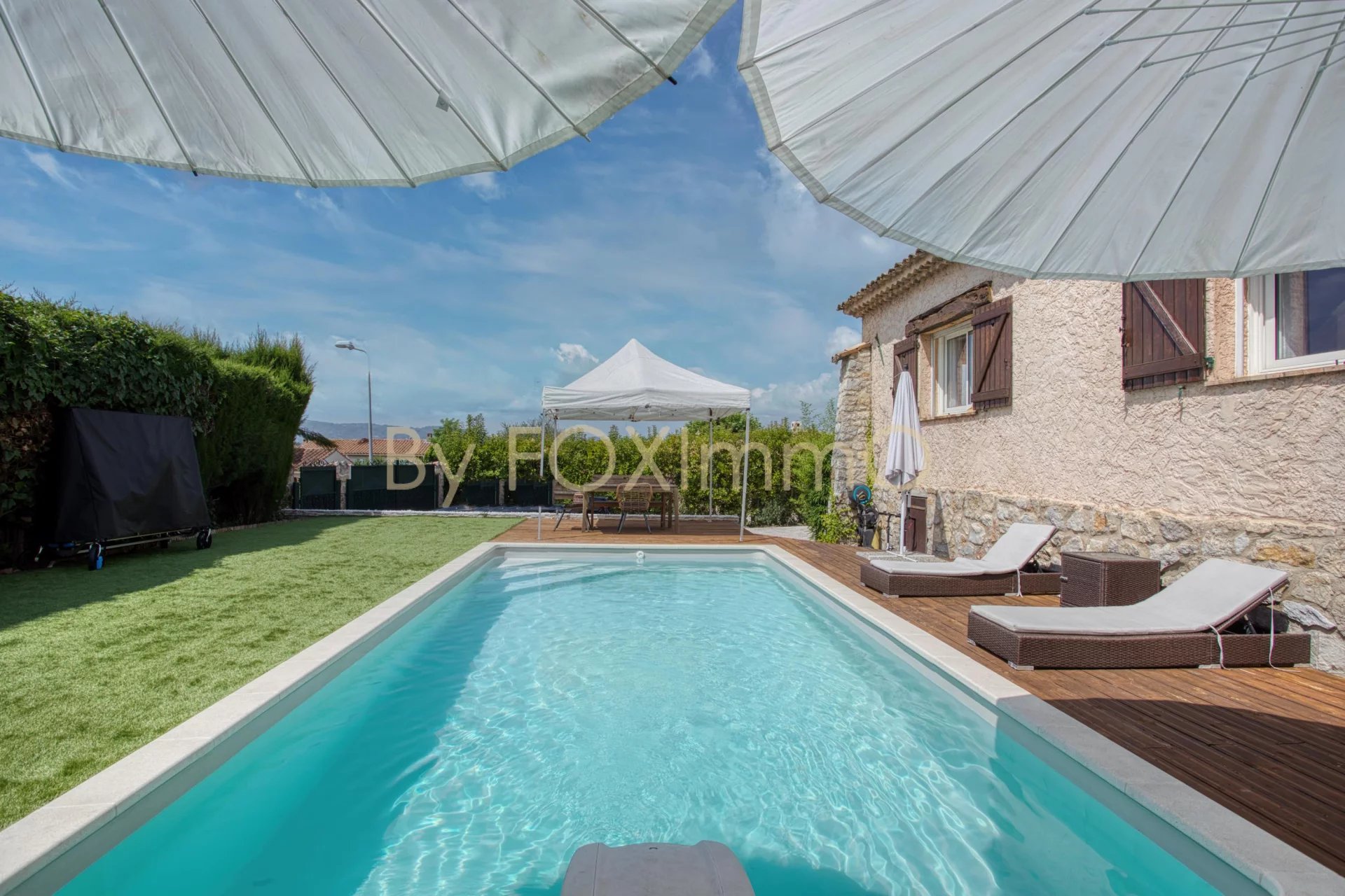 Detached single-storey villa for sale in absolute peace and quiet with swimming pool and 2P detached house
