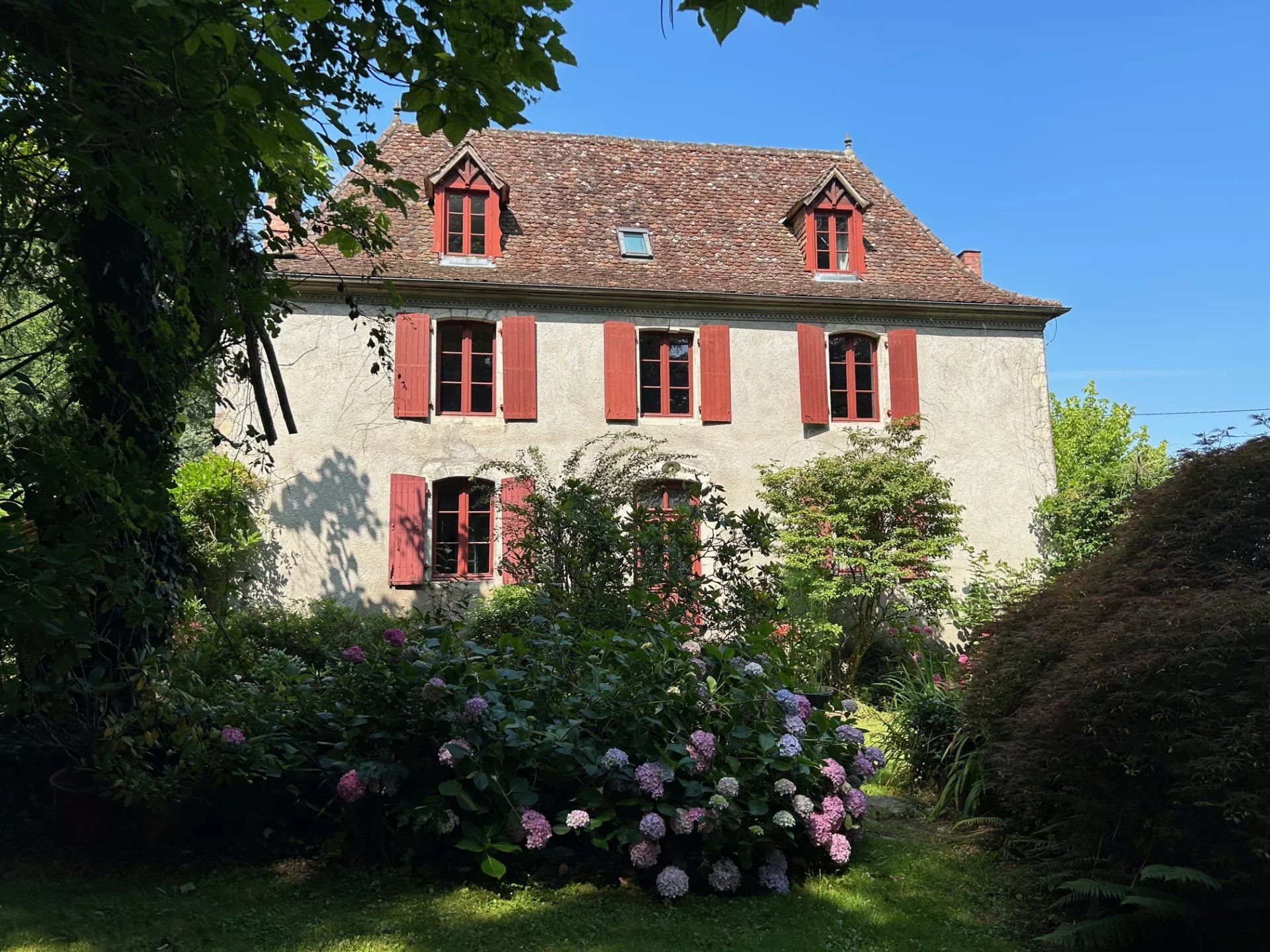 Beautiful Béarnaise house with two independent gites and two hectares of land