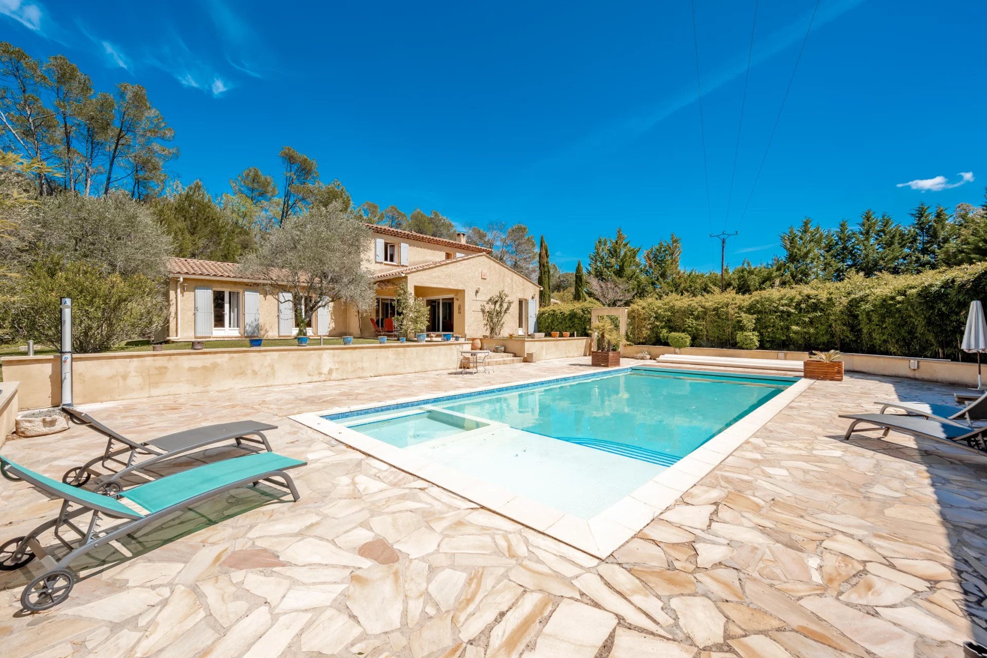 VILLA WITH POOL AND PLOT OF 1 HECTARE AT BRIGNOLES CENTRE VAR