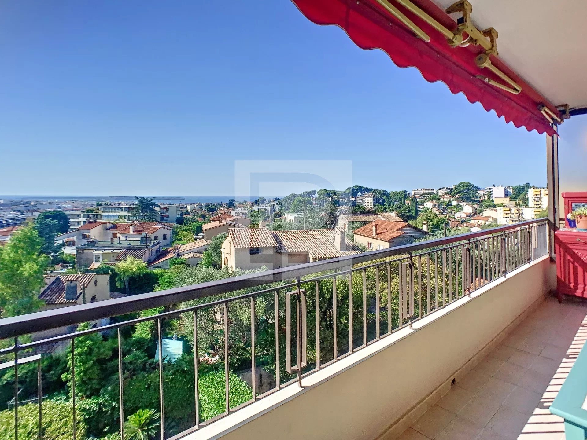 Top floor apartment with unobstructed views of the hills and sea