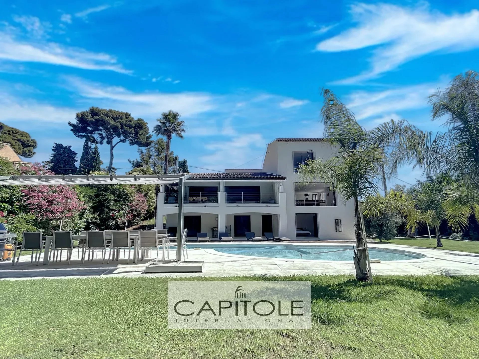 Antibes A vendre Villa de luxe moderne de 343 m²  avec piscine