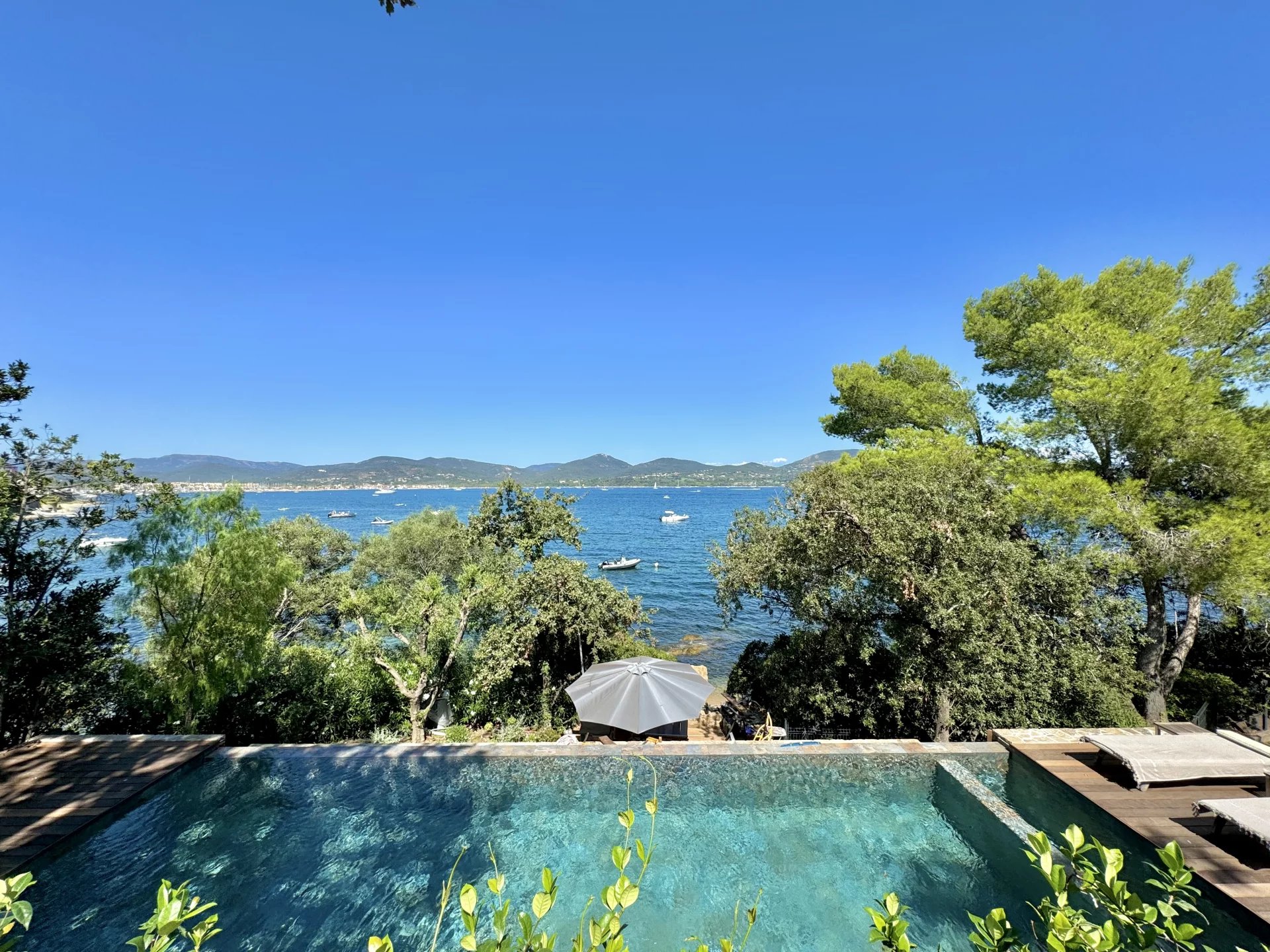 SAINT TROPEZ / MAISON DE PLAGE PIED DANS L’EAU