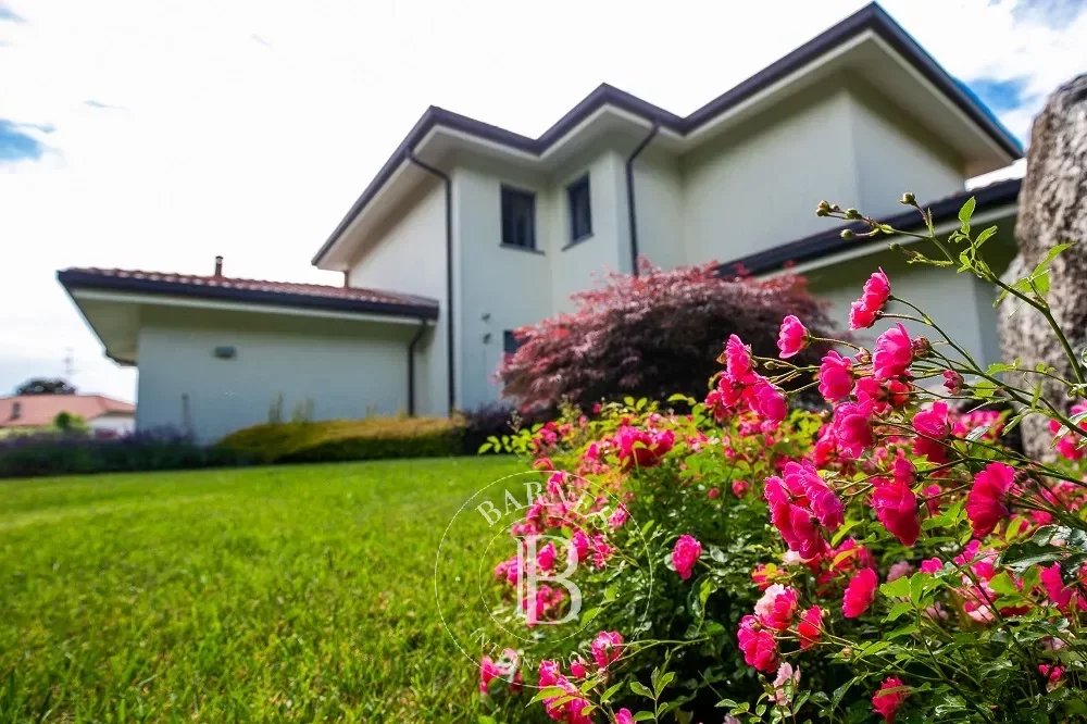 Beautiful detached villa with large garden