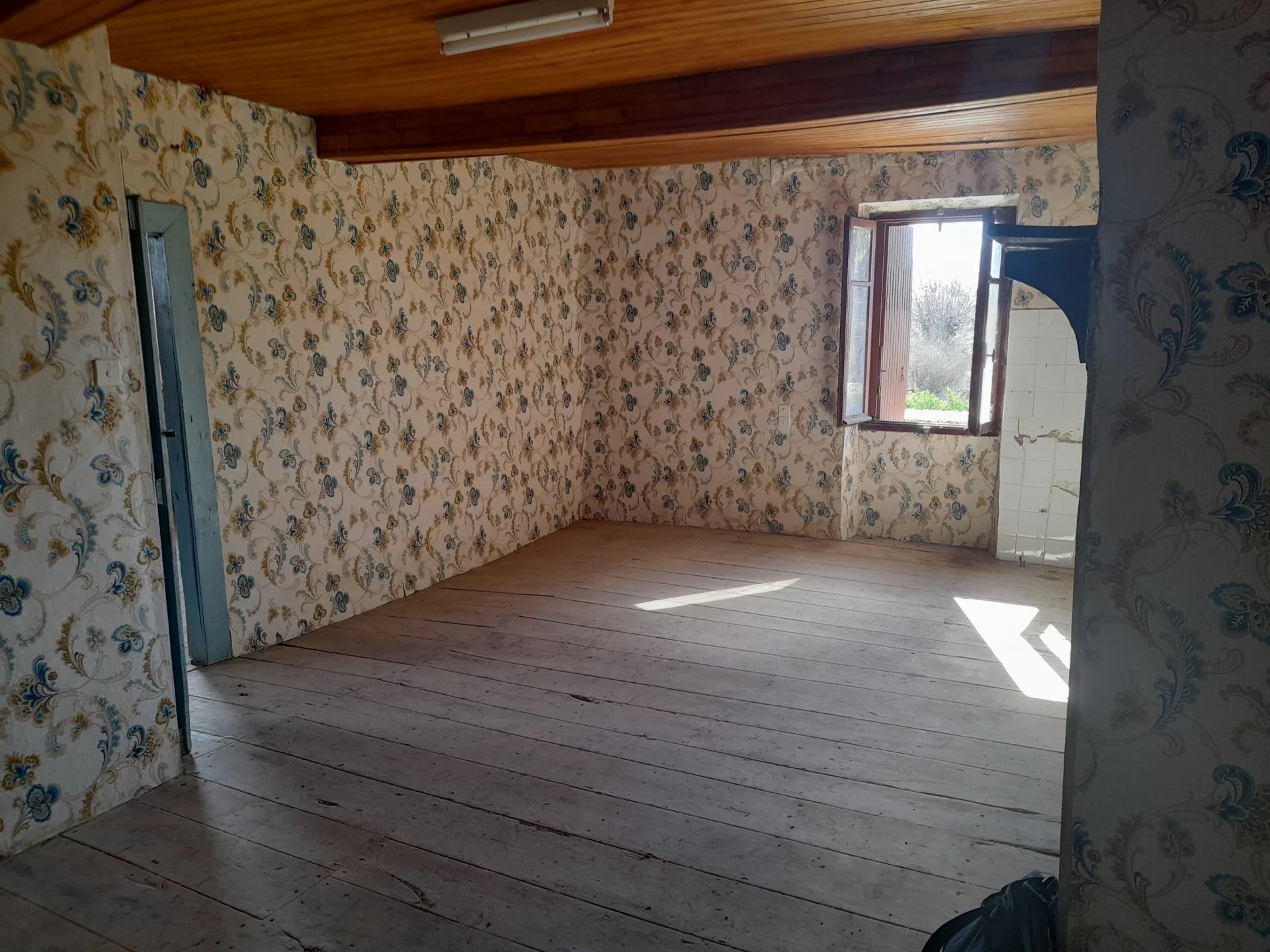 SAMAN, 67 m² village house to finish renovating