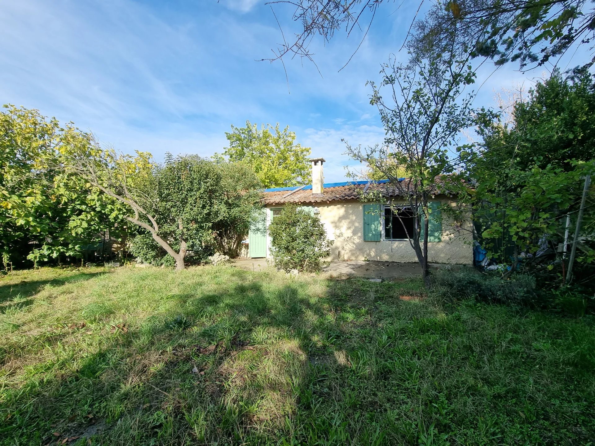 Maison à rénover sur joli terrain