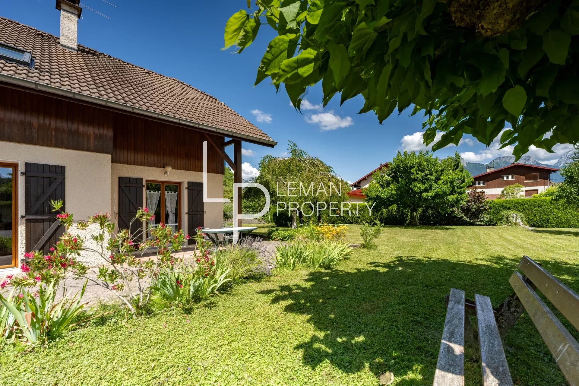 Maison sur beau terrain plat à Sevrier