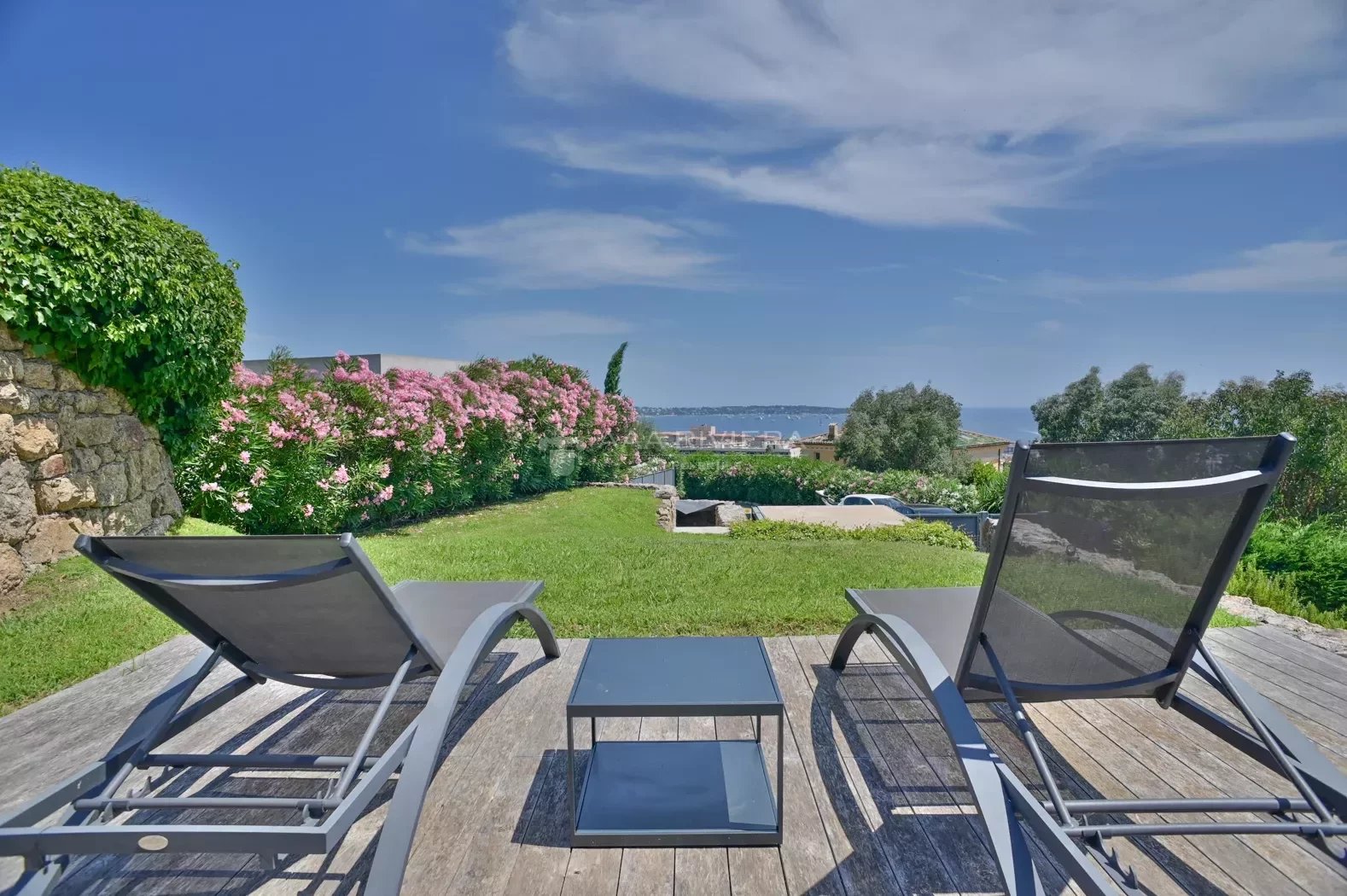 Golfe-Juan mellom Antibes og Cannes – Lekker og moderne villa med pool og sjøutsikt. Norsk eier.