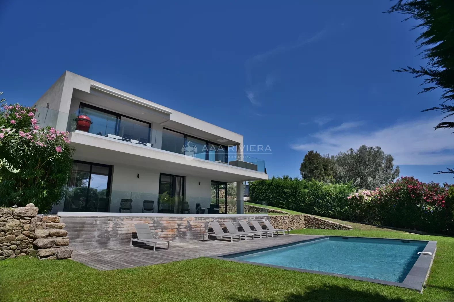 EXCLUSIVITE - GOLFE-JUAN - Magnifique villa de style Californienne avec une belle vue mer