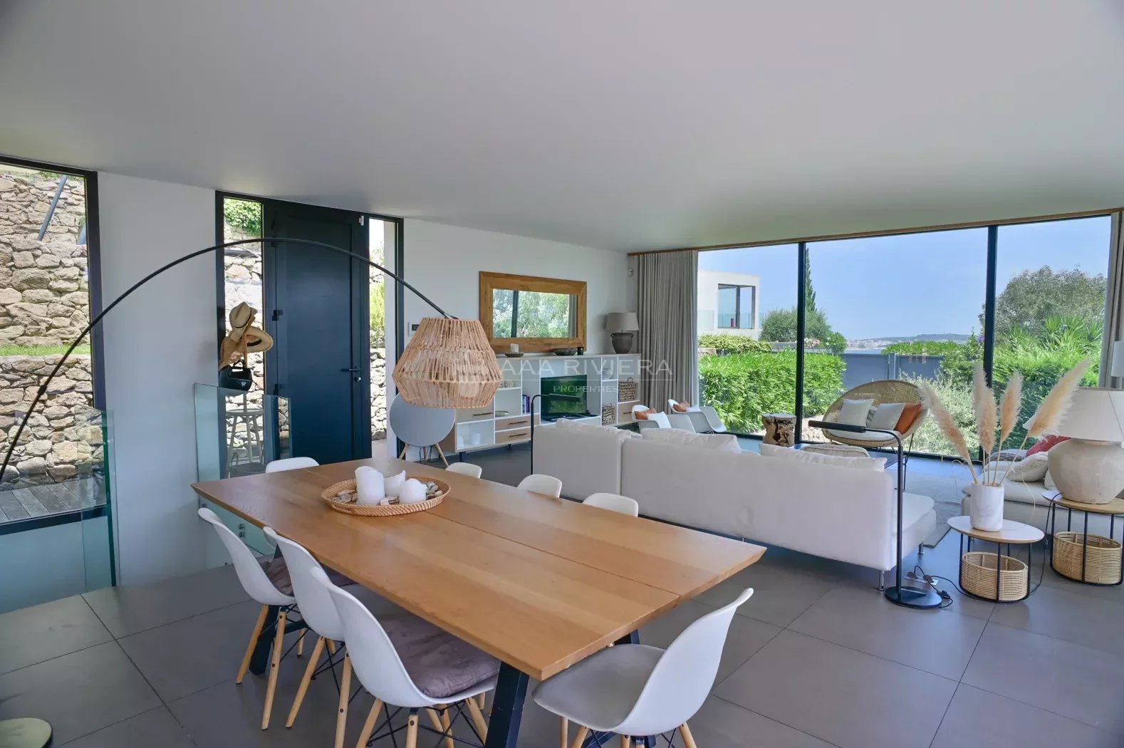 Sole Agent - Golfe Juan - Magnificent contemporary villa  with pool and sea view