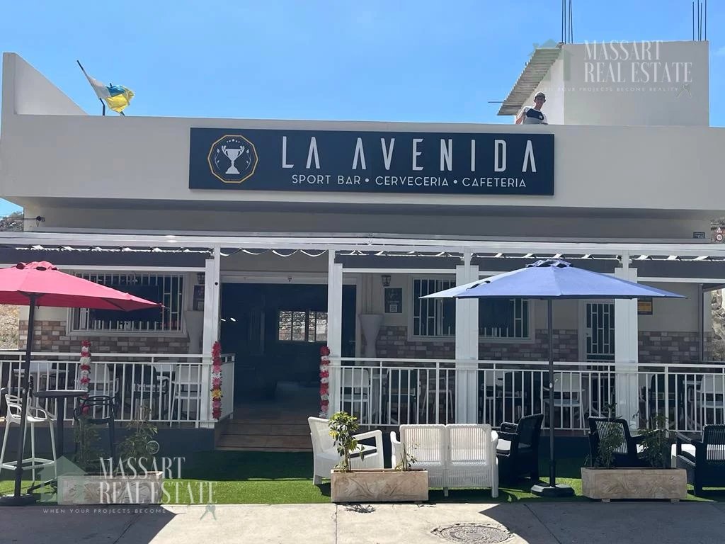 EXKLUSIV - Business verkaufen: große Bar-Cafeteria am Eingang zum Valle San Lorenzo von 180m2 mit einer Terrasse von 22m2.