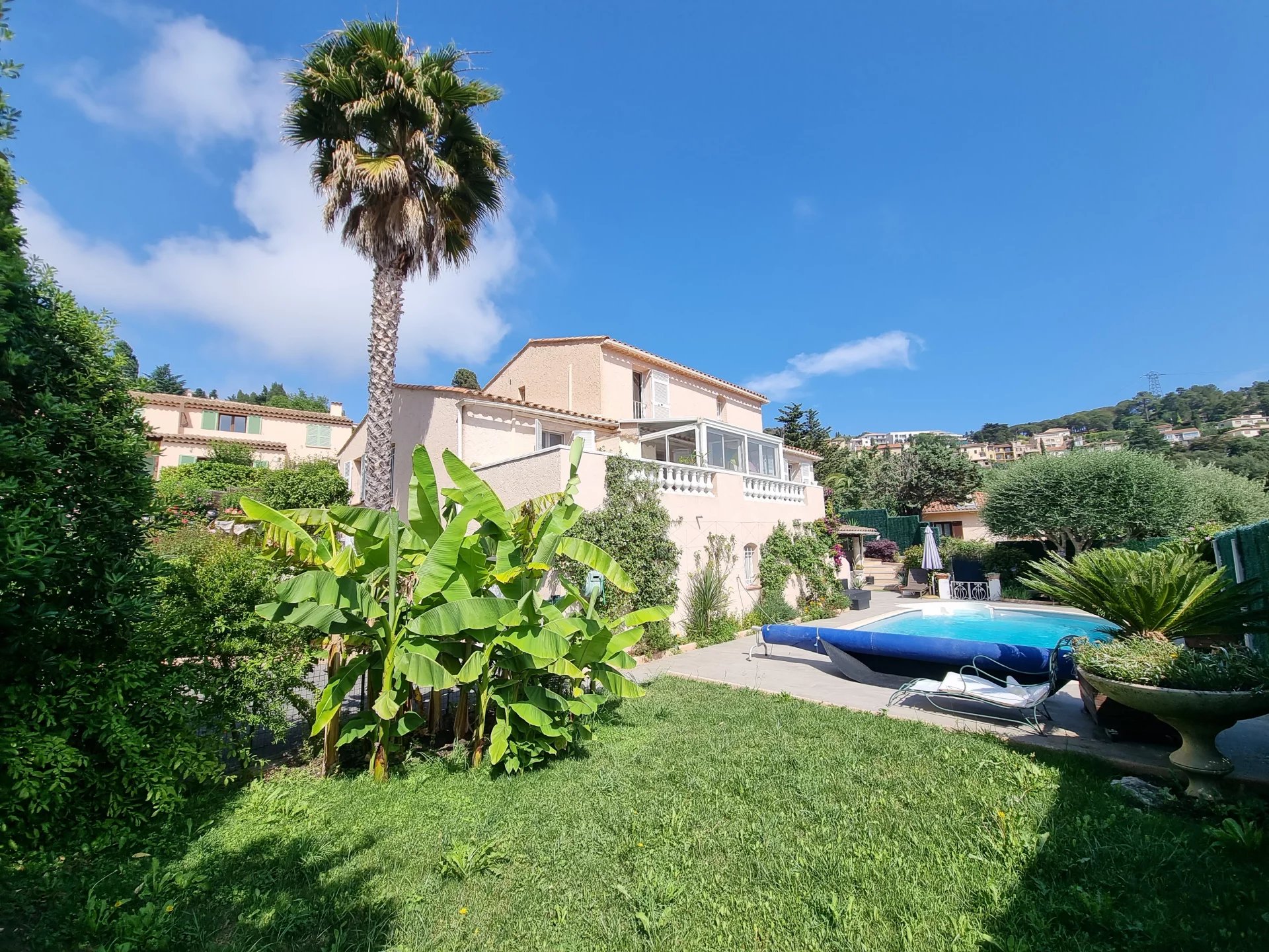 La Turbie jolie villa avec piscine et vue mer