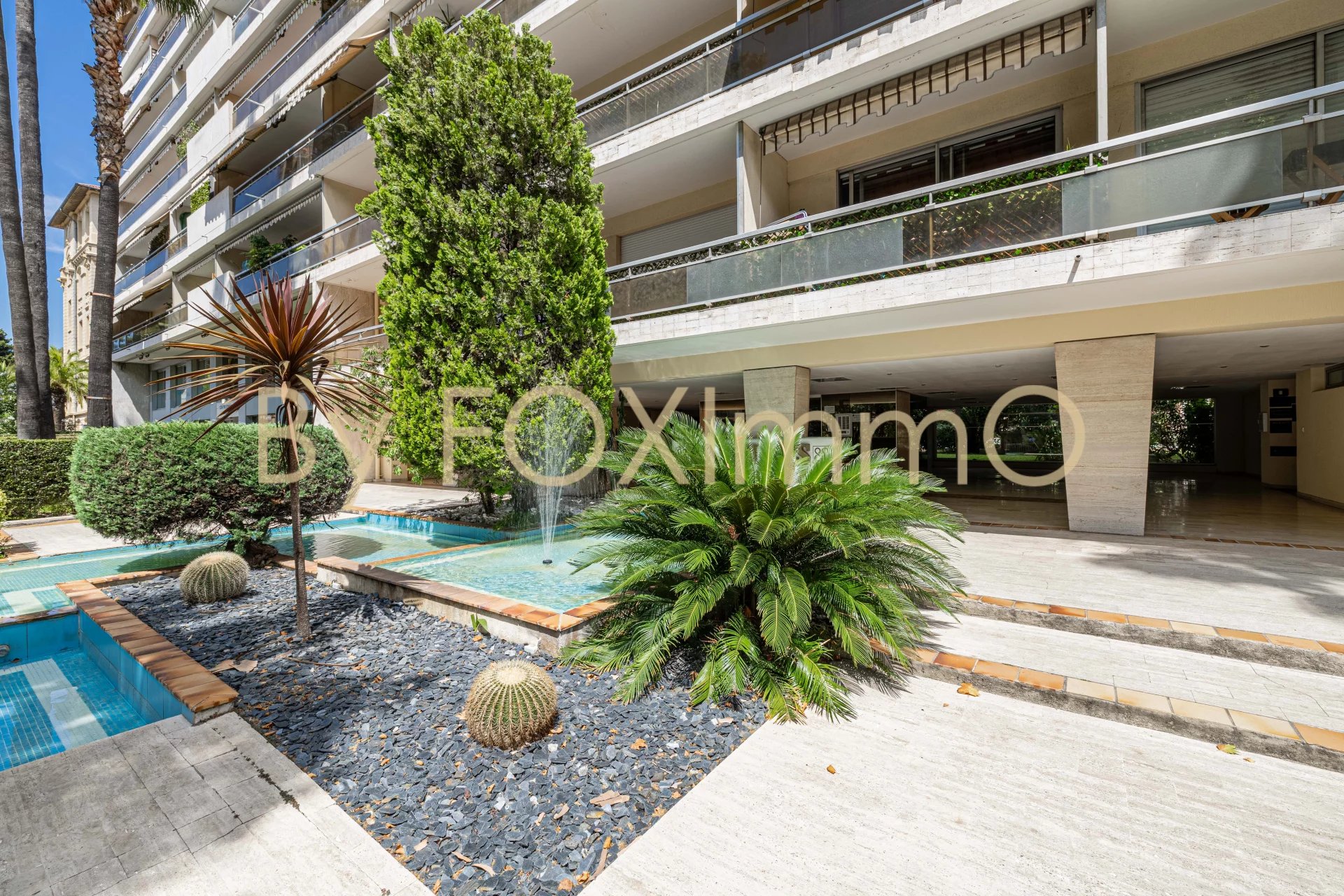 Appartement de standing avec terrasse à Cannes, à proximité de la Croisette avec cave et parking