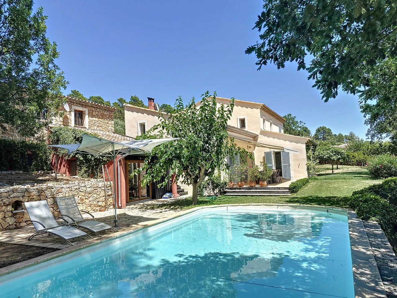 Beautiful villa with panoramic views, guest house and pool