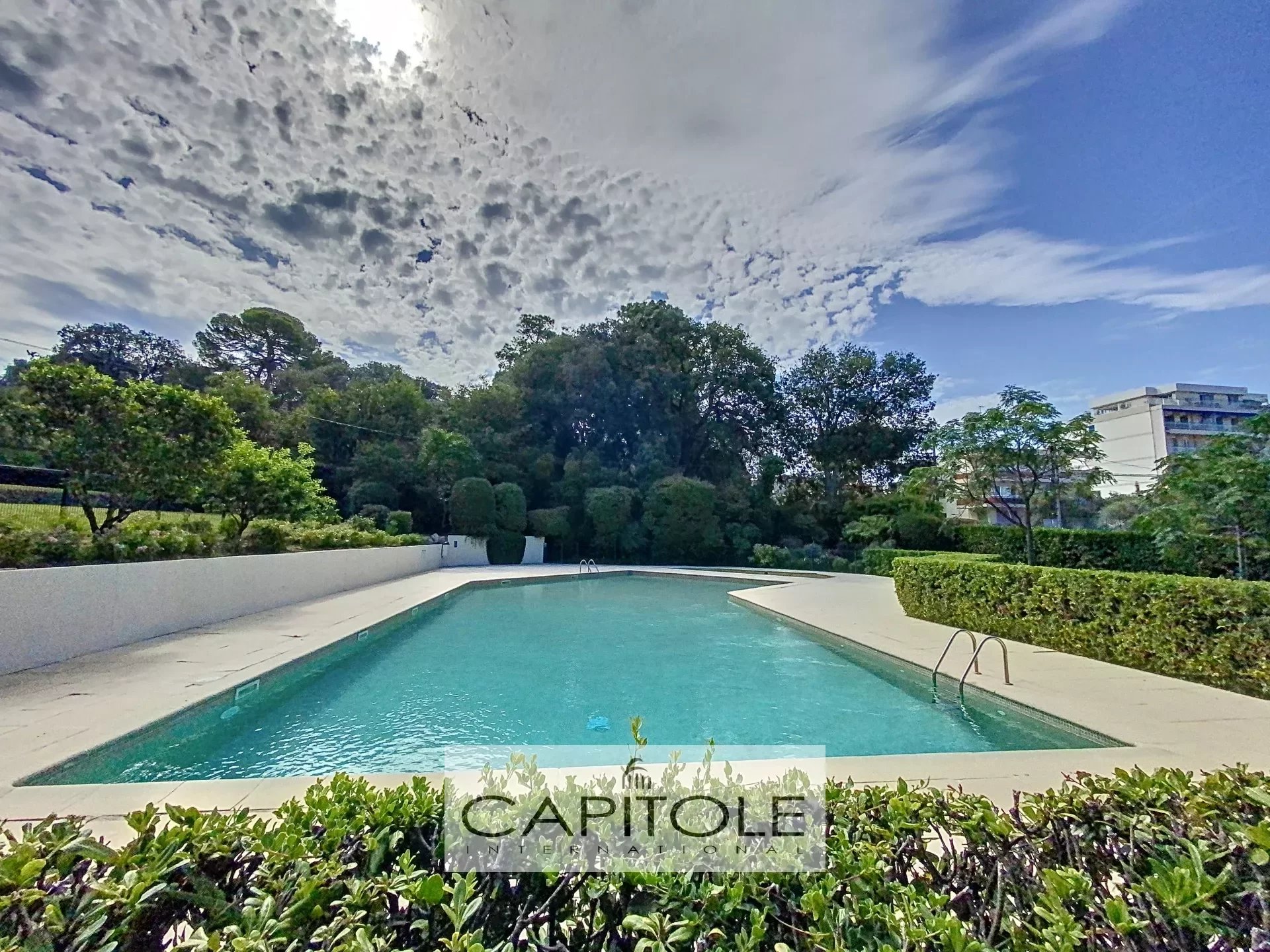A VENDRE, proche Cap d'Antibes, 3 pièces, piscine, traversant, spacieuse terrasse, sans vis-à-vis, garage, cave