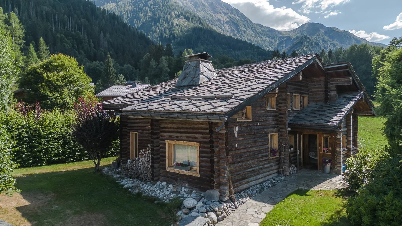 LOG CHALET 6 ROOMS - PRIVILEGED LOCATION