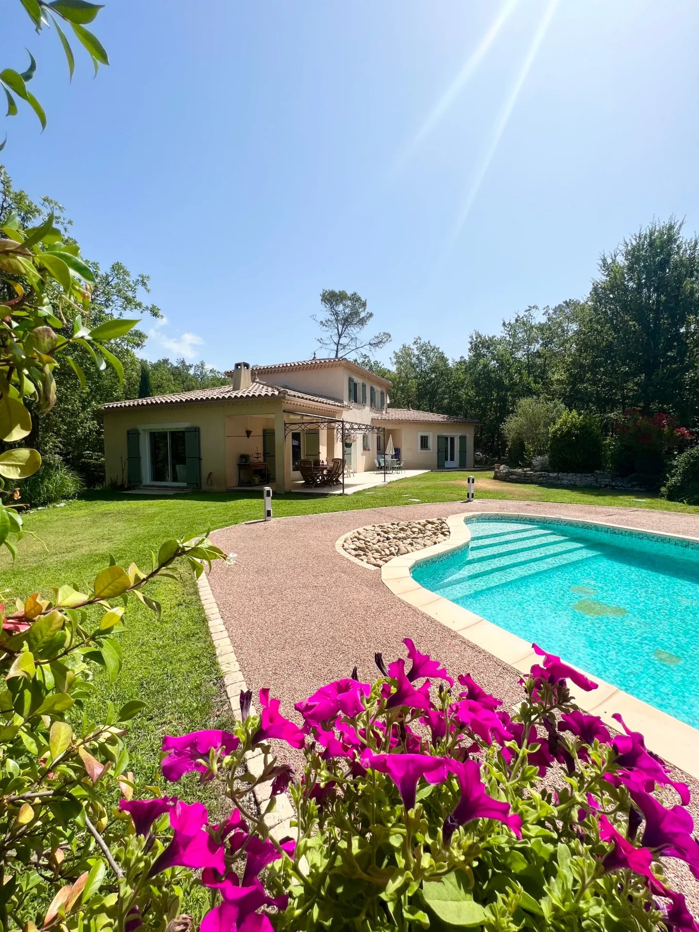 Villa T5 sur 5 058 m² de terrain avec piscine