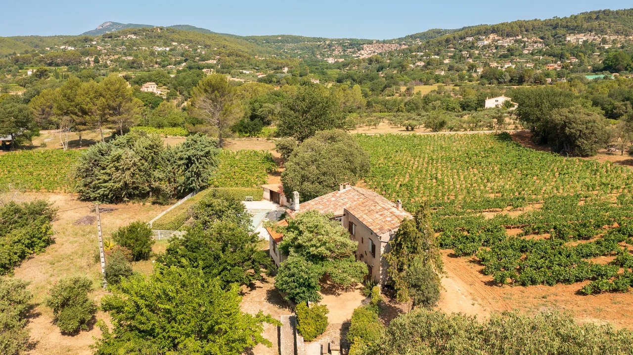 Opportunité à Cotignac : propriété authentique au milieu des vignes !