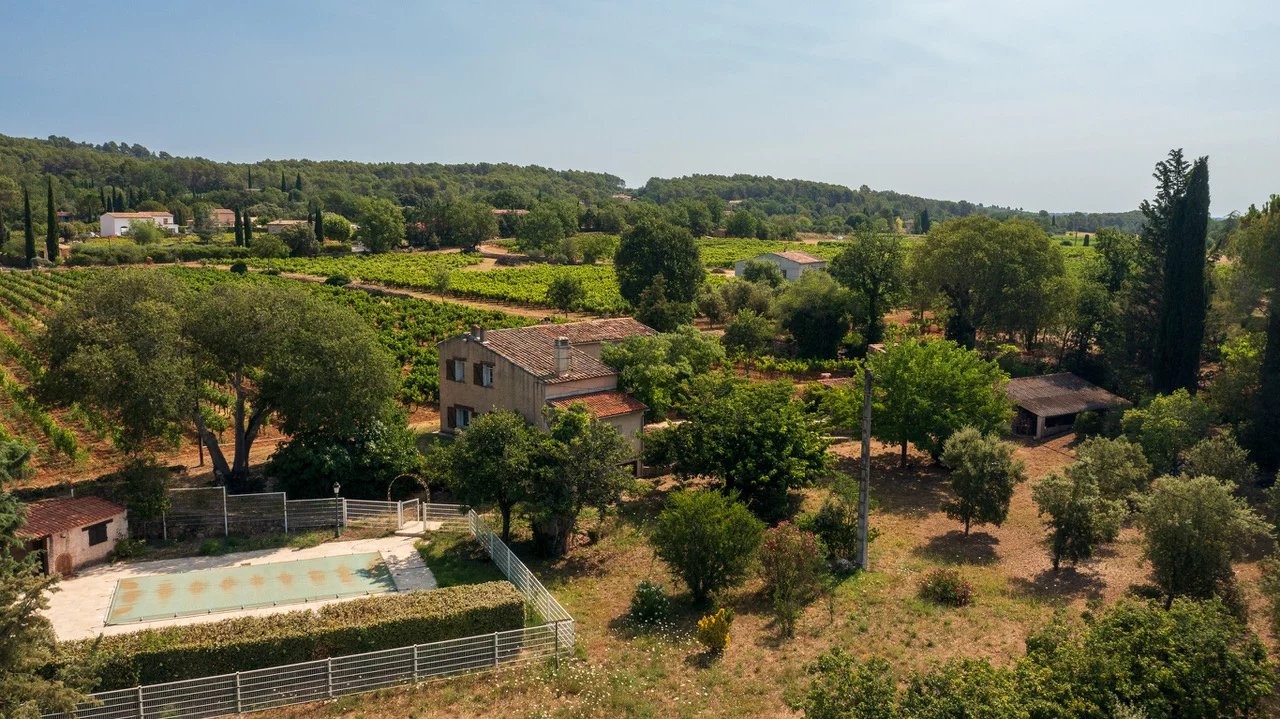 Unique opportunity in Cotignac: authentic property among the vineyards!