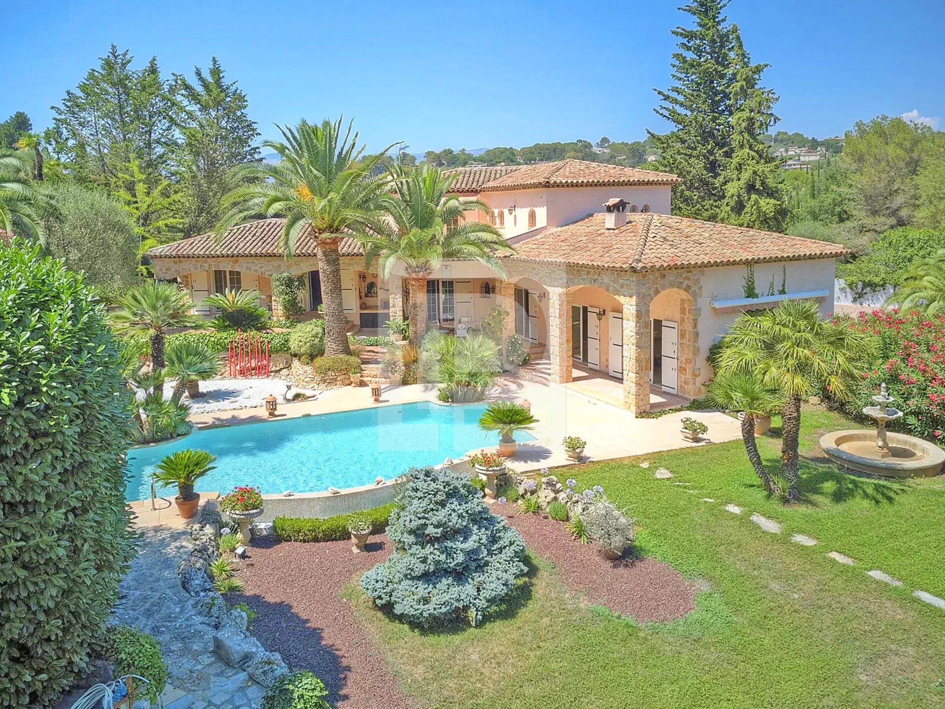 Charming property with a Japanese garden just a few steps from Mougins Village