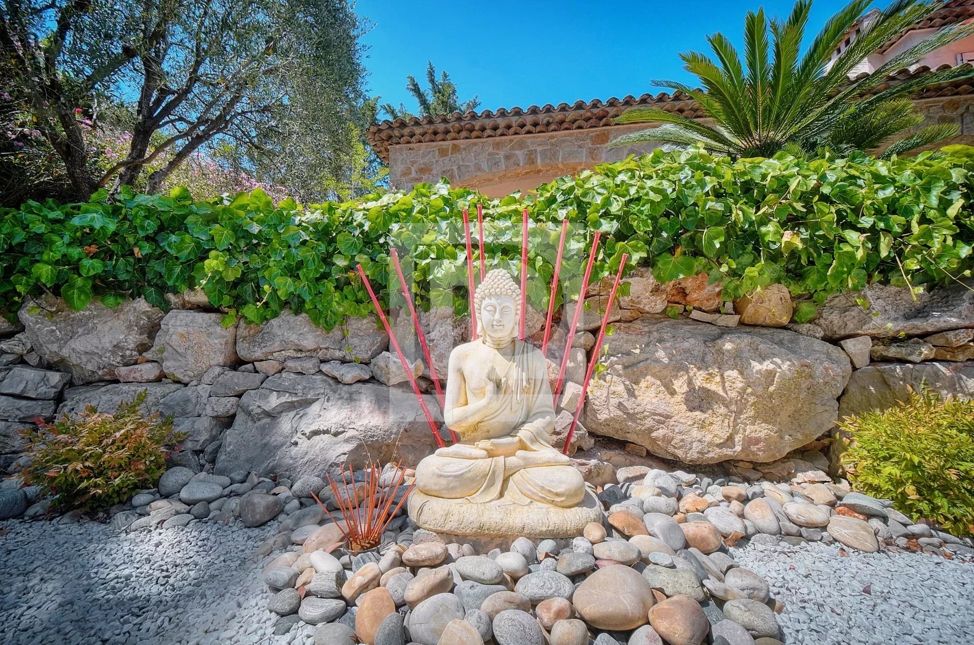 Charming property with a Japanese garden just a few steps from Mougins Village