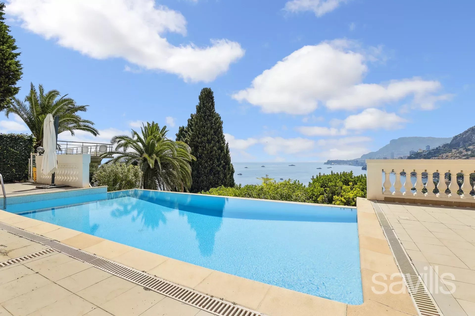 Sole agent. Charming apartment with pool and sea views