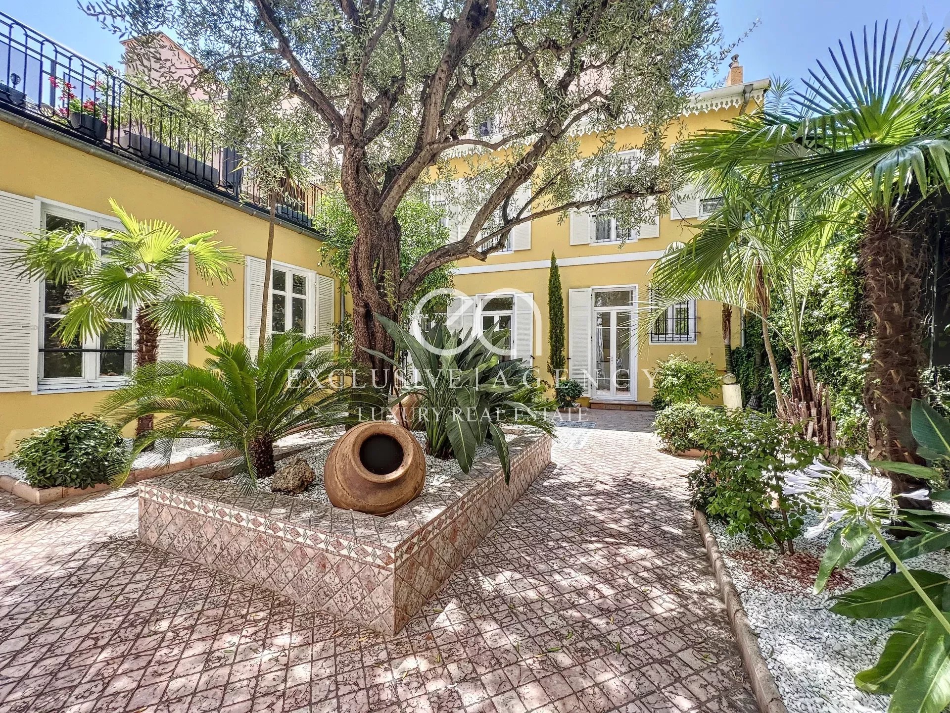 CANNES RUE D'ANTIBES TOWN HOUSE 132SQM WITH 110SQM COURTYARD AND GARAGE