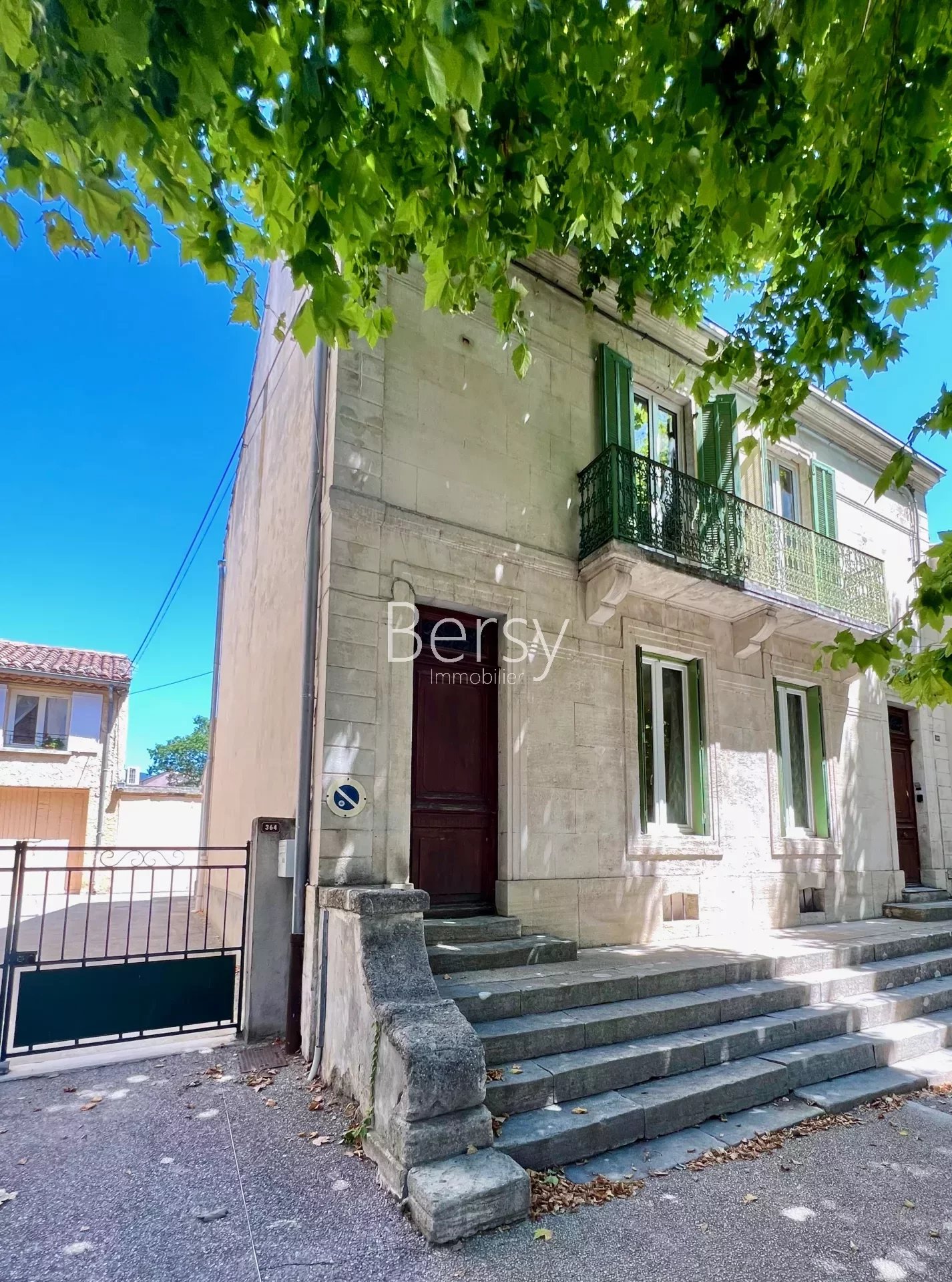 2 HOUSES and 3 GARAGES - GREAT OPPORTUNITY IN THE CENTER OF BEDOIN
