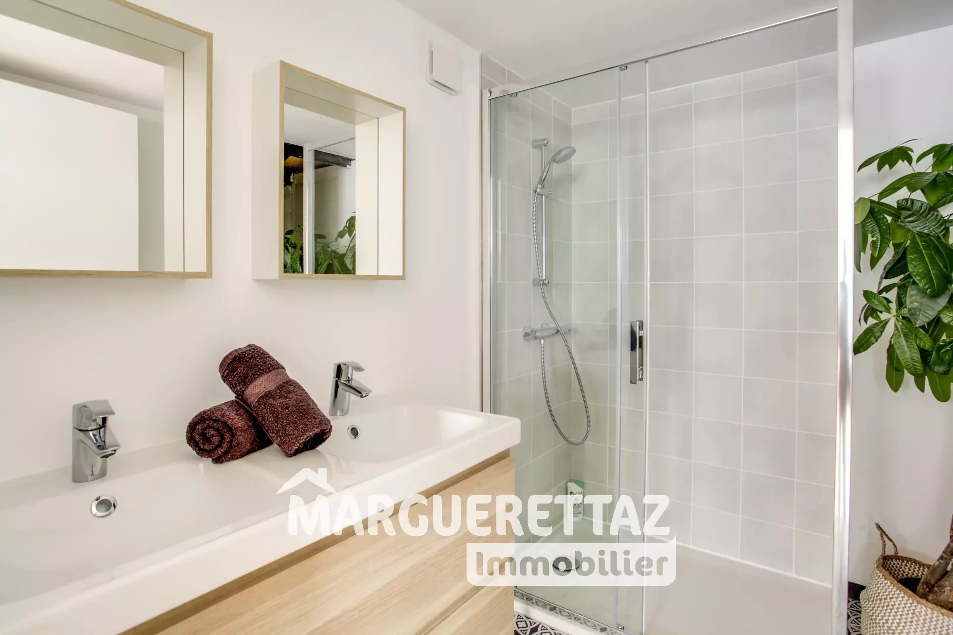 salle de bain intérieur évier baigner maison miroir douche blanc instruit luxe salle conception baignoire robinet hôtel propre carreau architecture lumière fenêtre blanchir loft bois