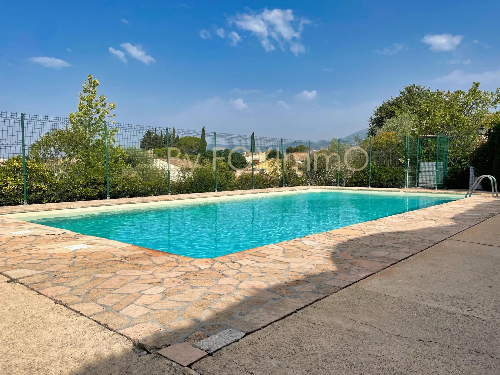 A vendre villa jumelée d'un côté au calme absolu avec piscine collective proche des commodités