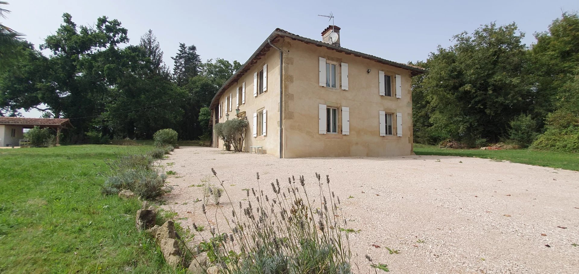 Boulogne sur Gesse Large manor house with swimming pool set in 1h5 grounds with breathtaking views of the Pyrenees!