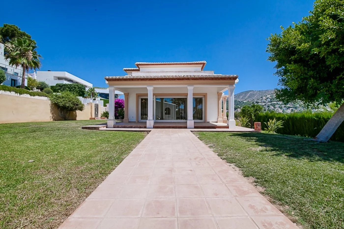 Majestic villa on very large and completely flat plot