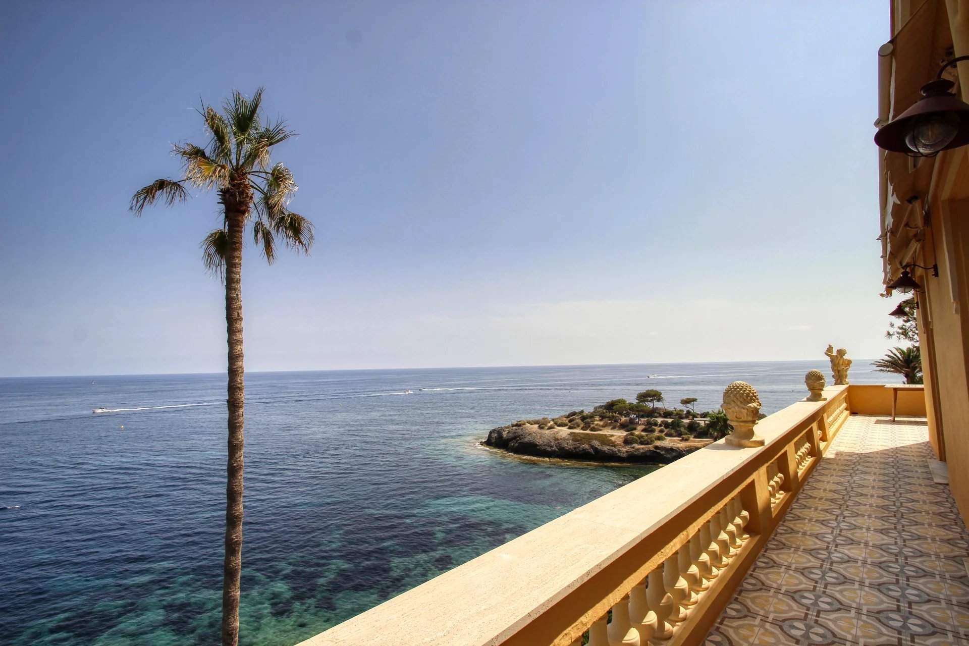 Cap d'Ail: Sea front - Magnificent penthouse - 2 bedrooms