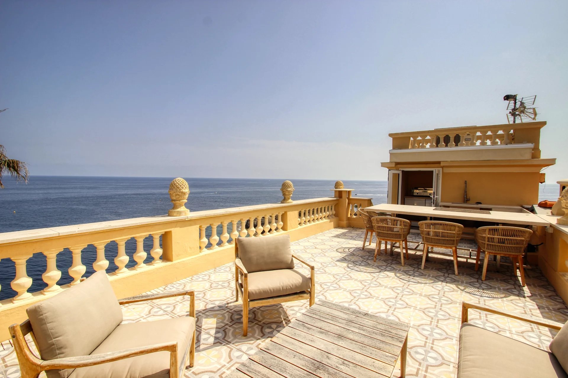 Cap d'Ail: Sea front - Magnificent penthouse - 2 bedrooms